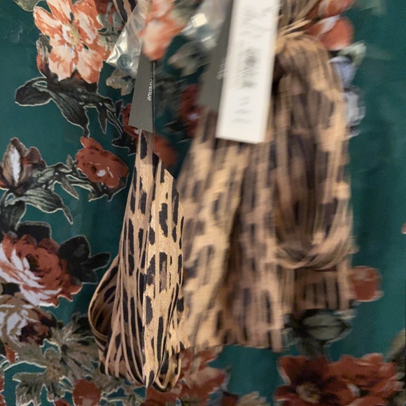Alice + Olivia Jeannie Tie-Neck Leopard & Floral Blouse M NWT - Picture 6 of 7